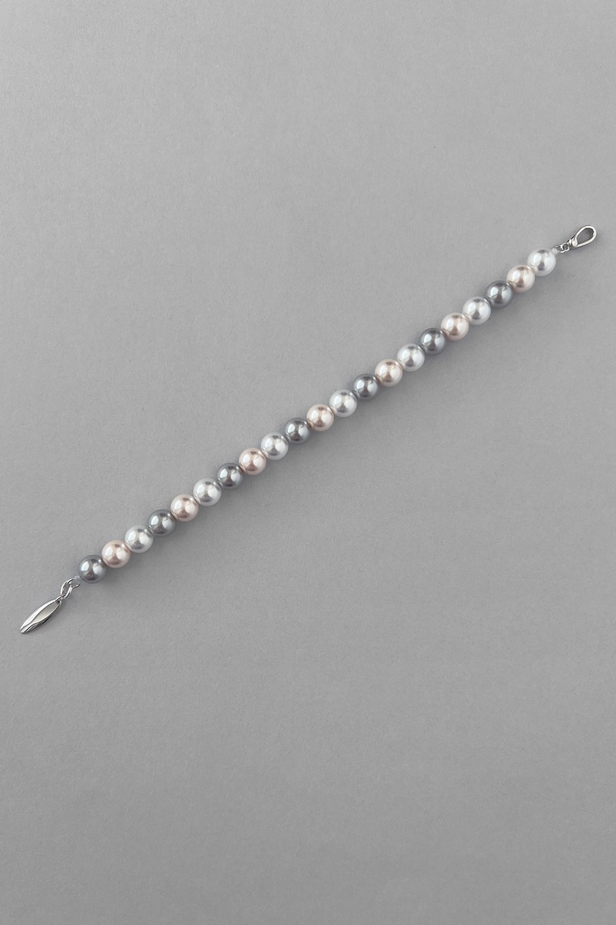 (MONDAY EDITION) BLUSHING PEARLS BRACELET