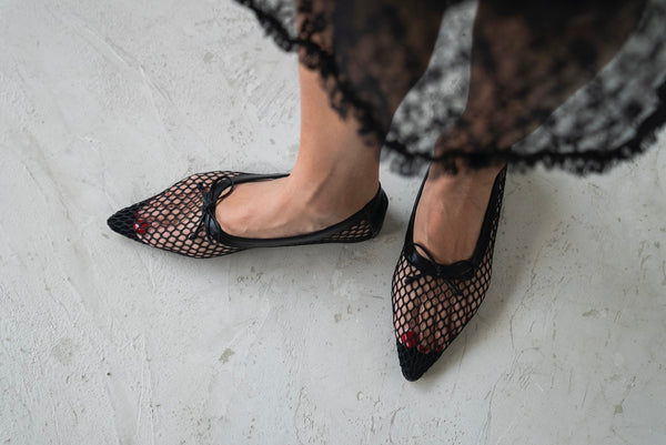 ( BLACK / WHITE ) POINTED NET FLATS ( PRE ORDER )
