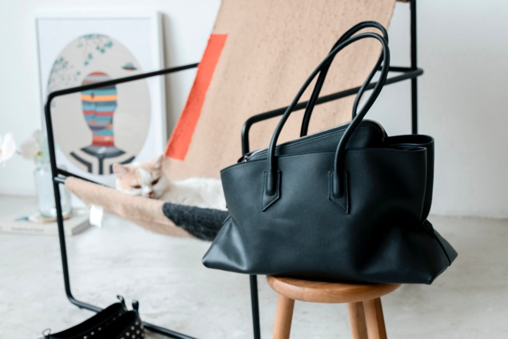 PREMIUM TRIANGLE LEATHER TOTE ⭐️BEST BUY⭐️ ( PRE ORDER )