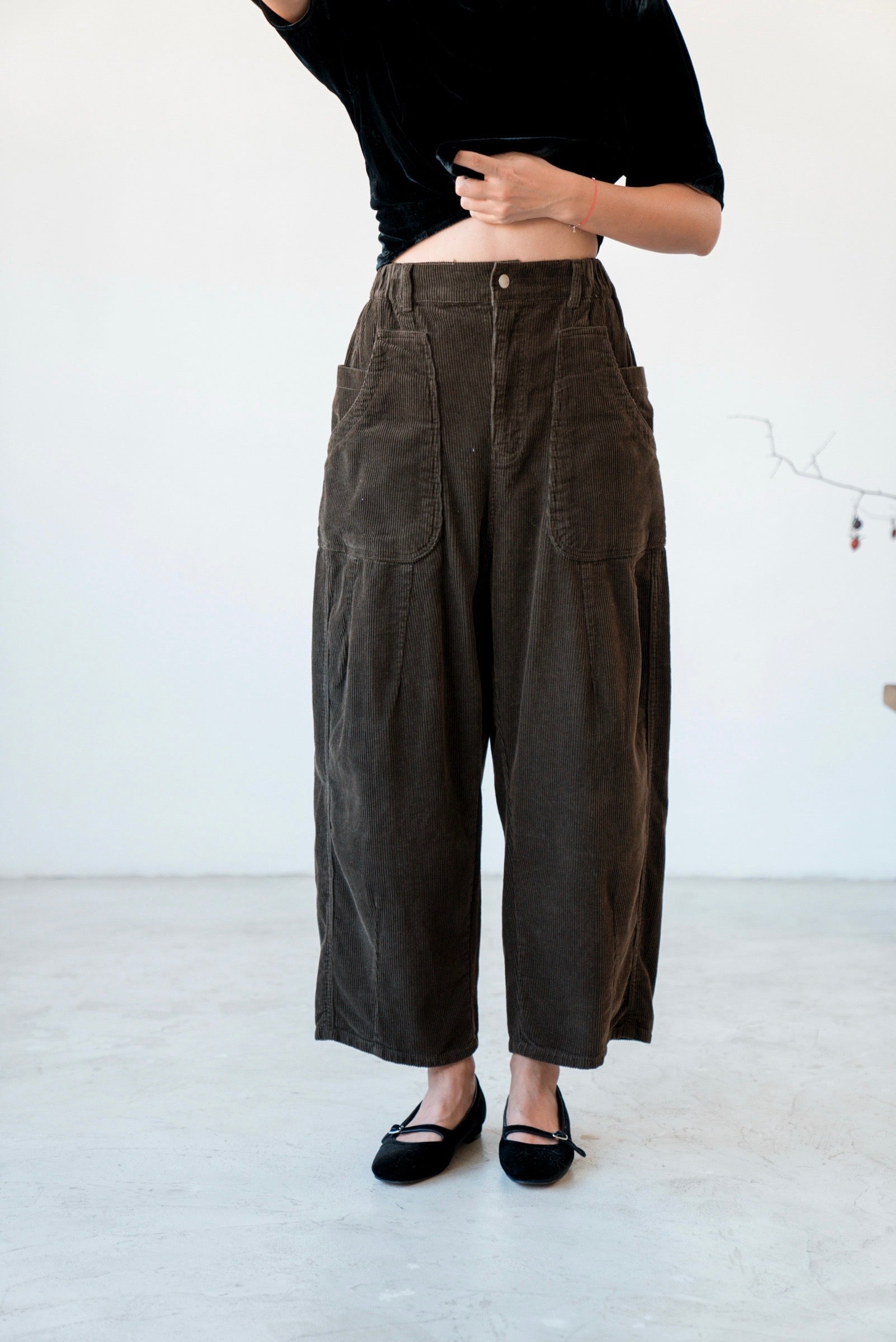 ( WHITE / KHAKI ) CORDUROY RELAXED PANTS 🌟BEST BUY🌟 *LAST ONE*