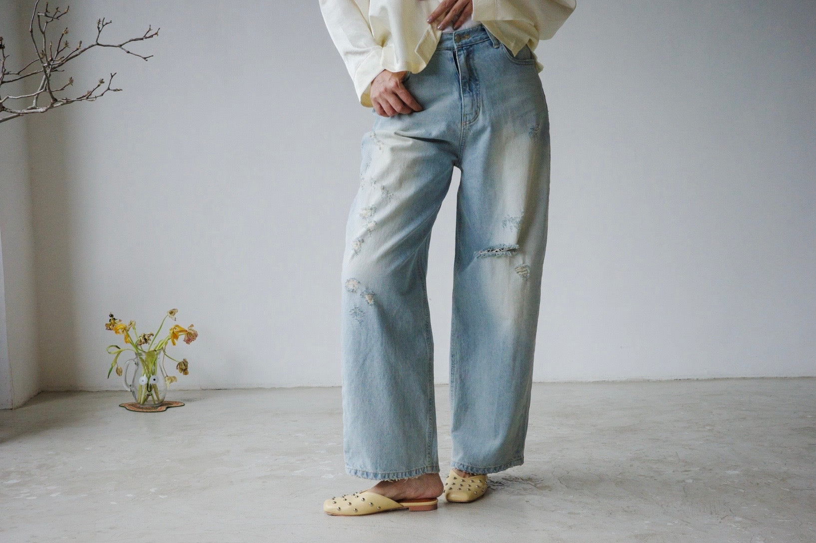 LIGHT WASHED RIPPED JEANS *LAST 2*