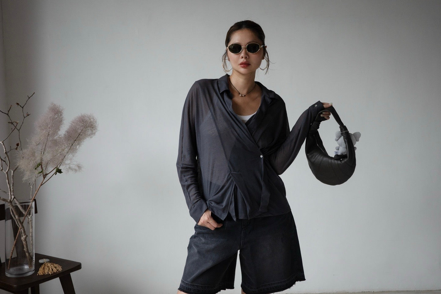 ( WHITE / CHARCOAL ) CHIFFON SLIT BLOUSE