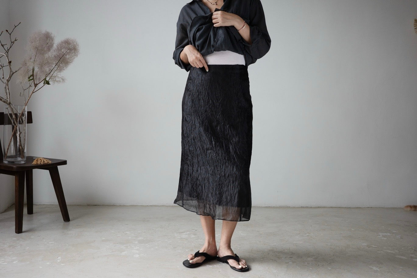 BLACK WRINKLED CHIFFON MIDI SKIRT