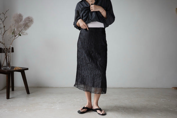 BLACK WRINKLED CHIFFON MIDI SKIRT