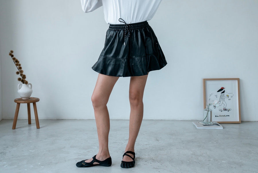 ( BLACK / IVORY ) FAUX LEATHER SKIRT SHORTS *LAST ONE*