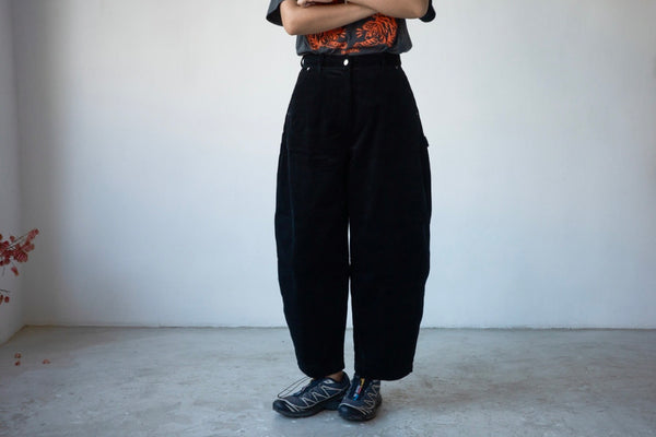 ( BLACK / WHITE ) CURVED CORDUROY PANTS ⭐️BEST BUY⭐️