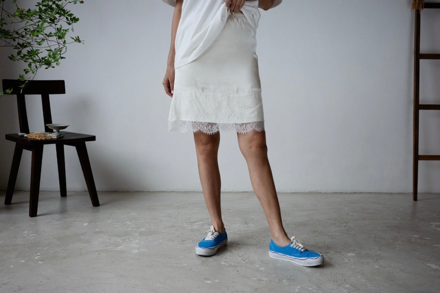 BUTTER SATIN LACE TRIMMED SKIRT
