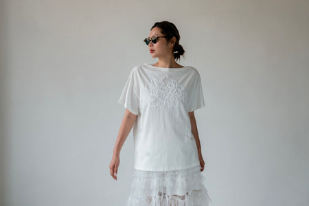 WHITE FLOWER BOAT NECK TEE *LAST ONE*