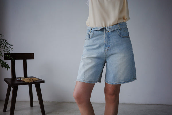 TWISTED WASITBAND DENIM SHORTS *LAST 2*