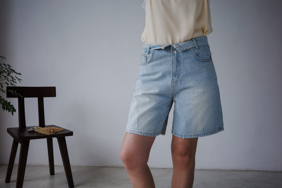 TWISTED WASITBAND DENIM SHORTS *LAST 2*