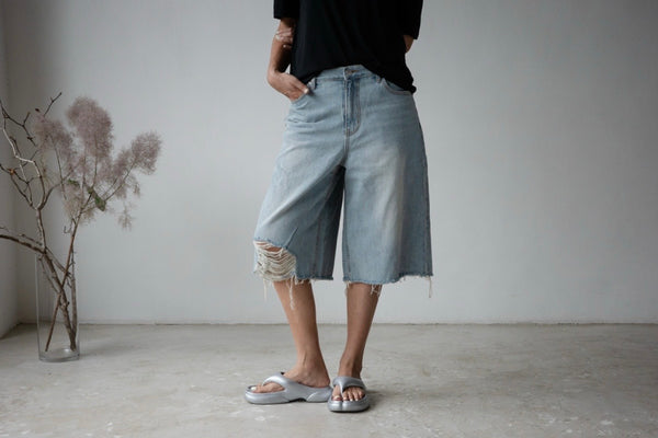 LIGHT BLUE RIPPED JORKS