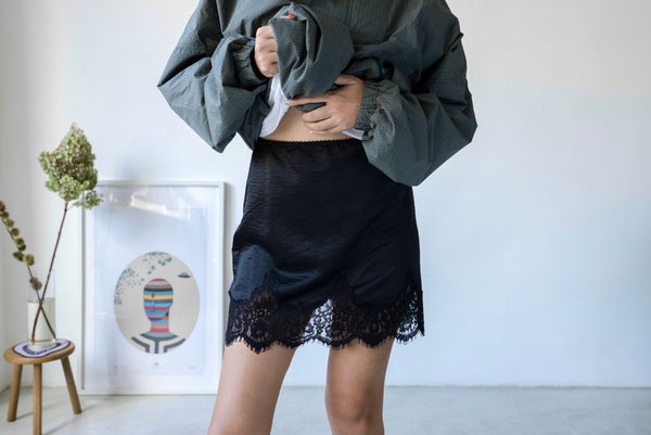 ( WHITE / BLACK ) LACE TRIMMED SATIN MINI SKIRT *BEST BUY* ( PRE ORDER )