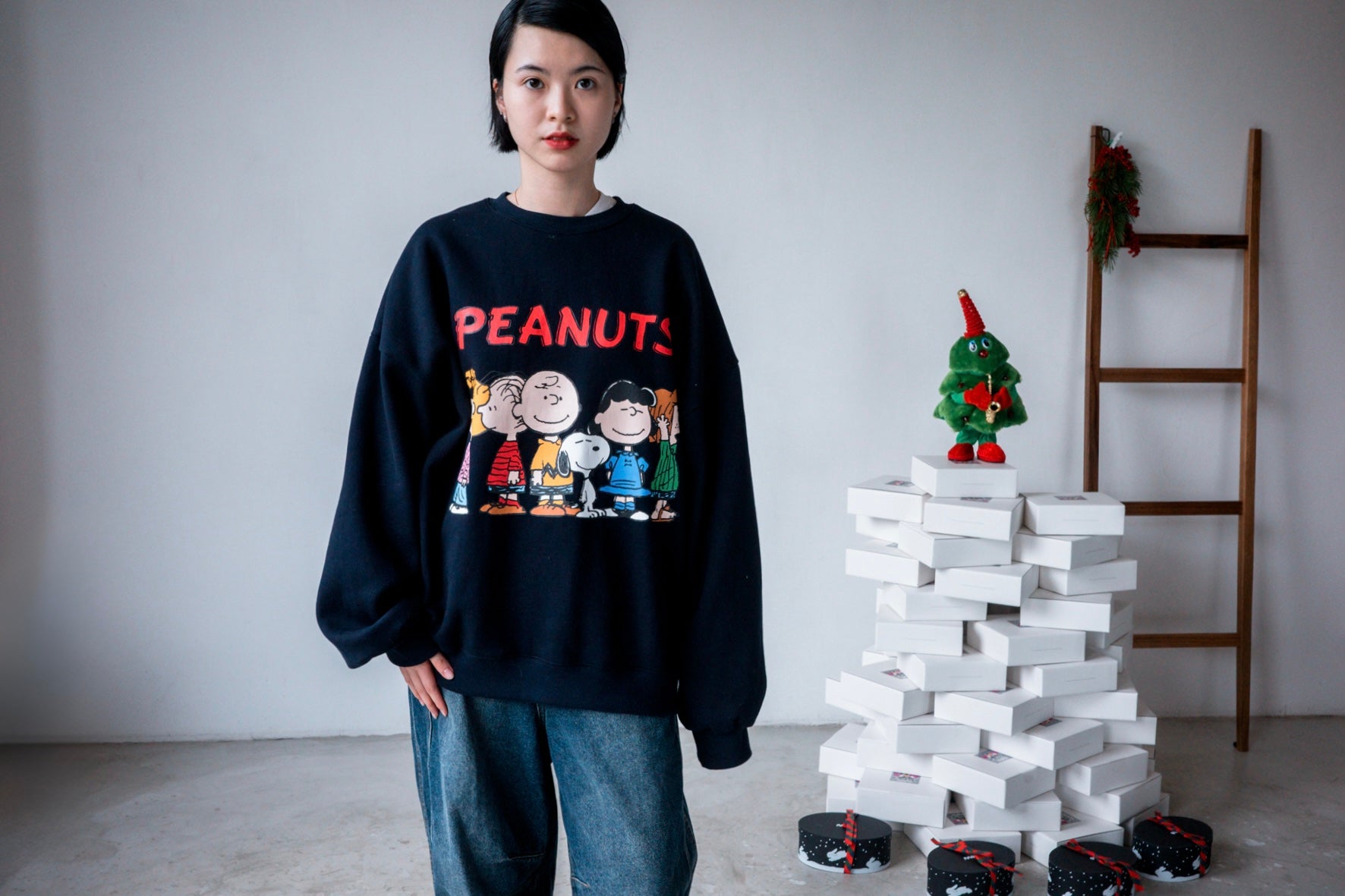 NAVY PEANUTS SWEATSHIRT
