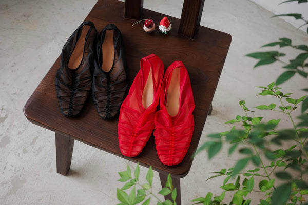( CHERRY RED / BLACK ) PLEATED MESH FLATS