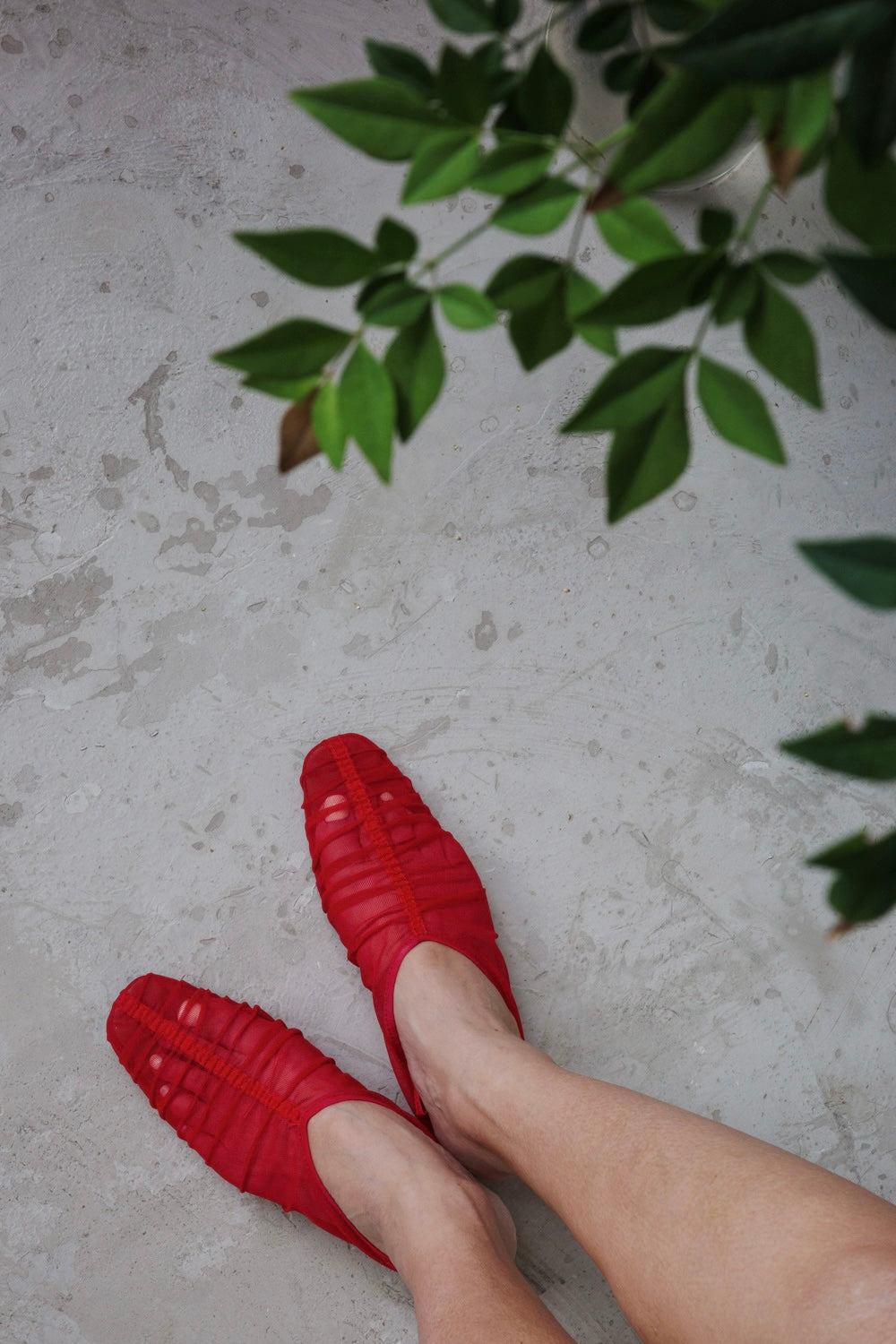 ( CHERRY RED / BLACK ) PLEATED MESH FLATS