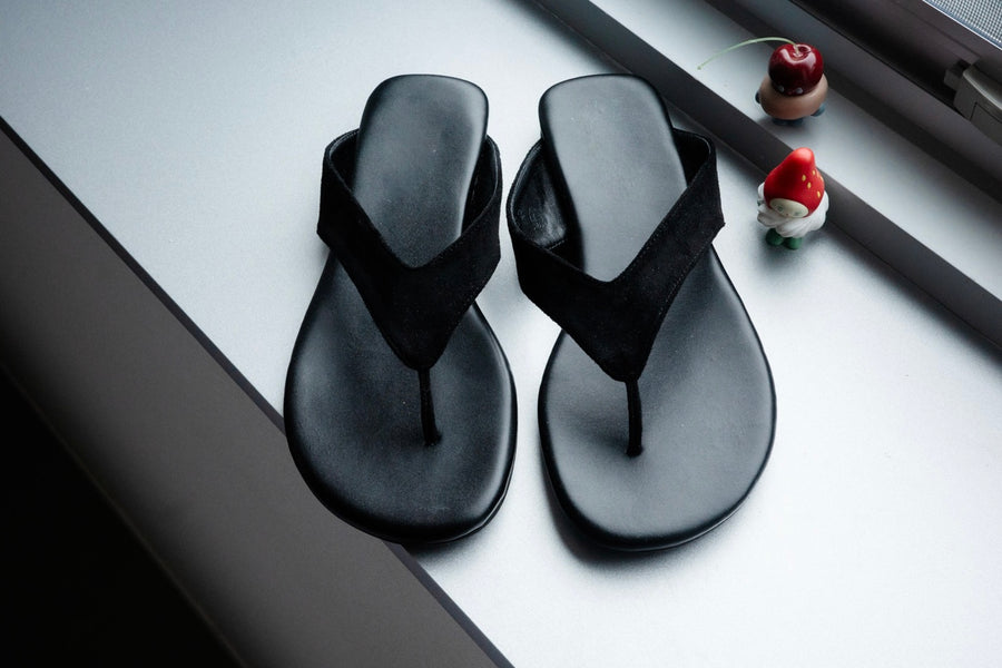 ( BLACK / RED ) MINIMALIST SUEDE FLIP FLOPS ( PRE ORDER )