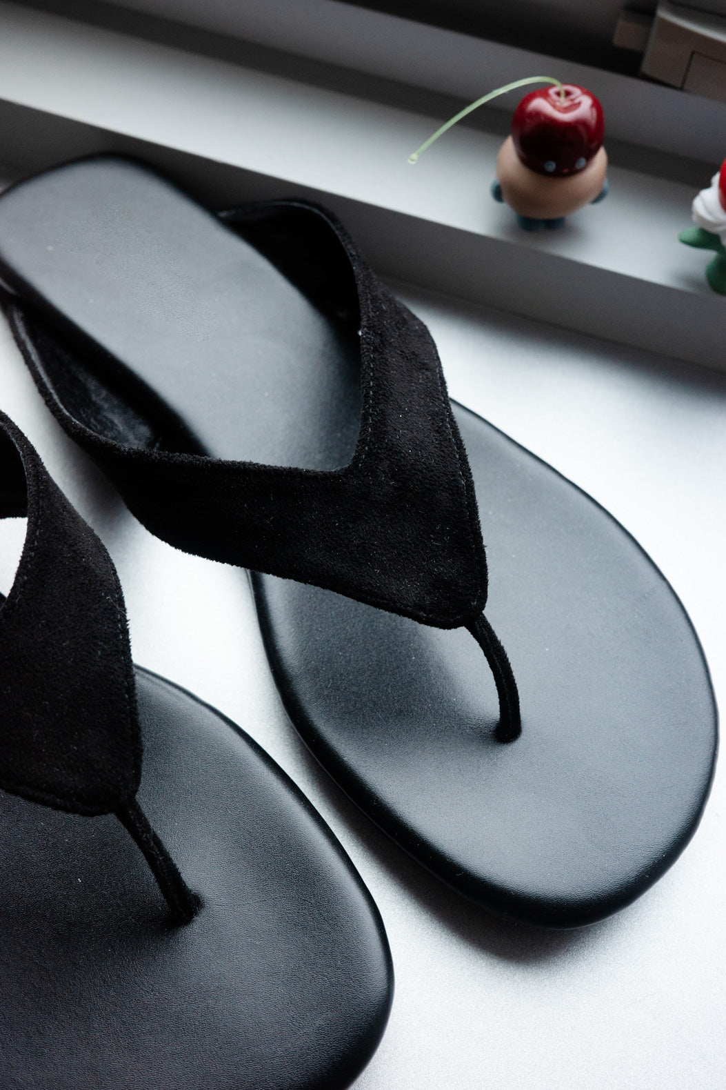 ( BLACK / RED ) MINIMALIST SUEDE FLIP FLOPS ( PRE ORDER )