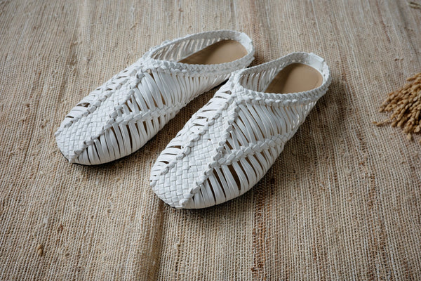 ( WHITE / BLACK ) PREMIUM RAFFIA MULES ( PRE ORDER )