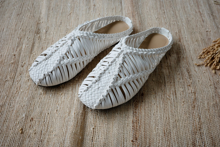 ( WHITE / BLACK ) PREMIUM RAFFIA MULES ( PRE ORDER )